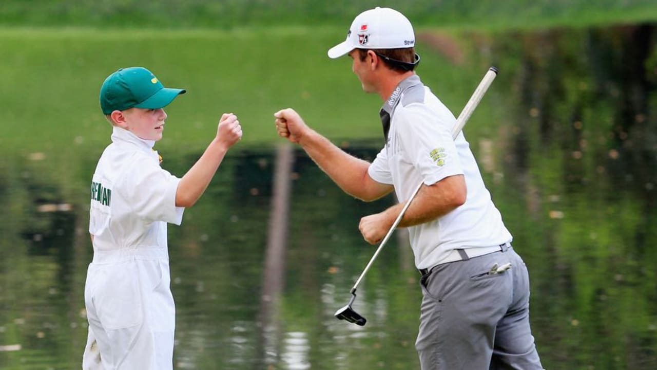 Kevin Streelmann und der 13-jährige Ethan Couch freuen sich über ihren Sieg im Playoff des Par-3-Contests. (Foto: Getty)