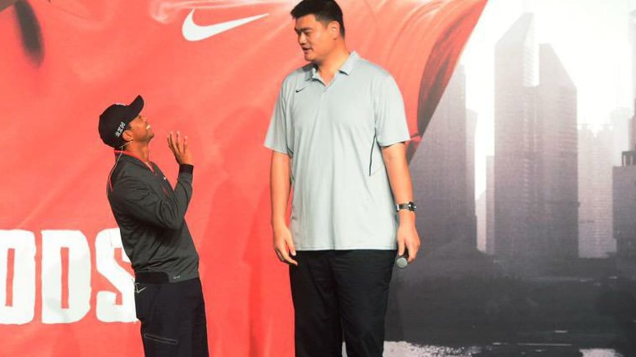 Tiger Woods traf in China Ex-NBA-Star Yao Ming und wirkte im Vergleich wie ein Zwerg.