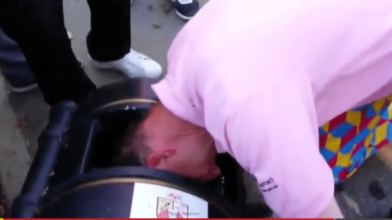 Dummheit oder Pech? Ein Golfer bleibt mit dem Kopf im Mülleimer stecken. (Foto: Youtube)