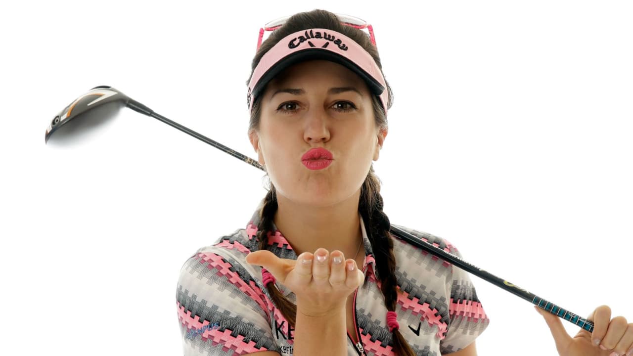 Sandra Gal - mit Kussmund, High-Heels und Golfbag durch New York City. (Foto: Getty)