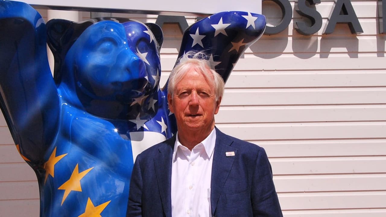 A-Rosa-Chef Horst Rahe vor dem Berliner Bär in Ryder-Cup-Design. (Foto: Golf Post)