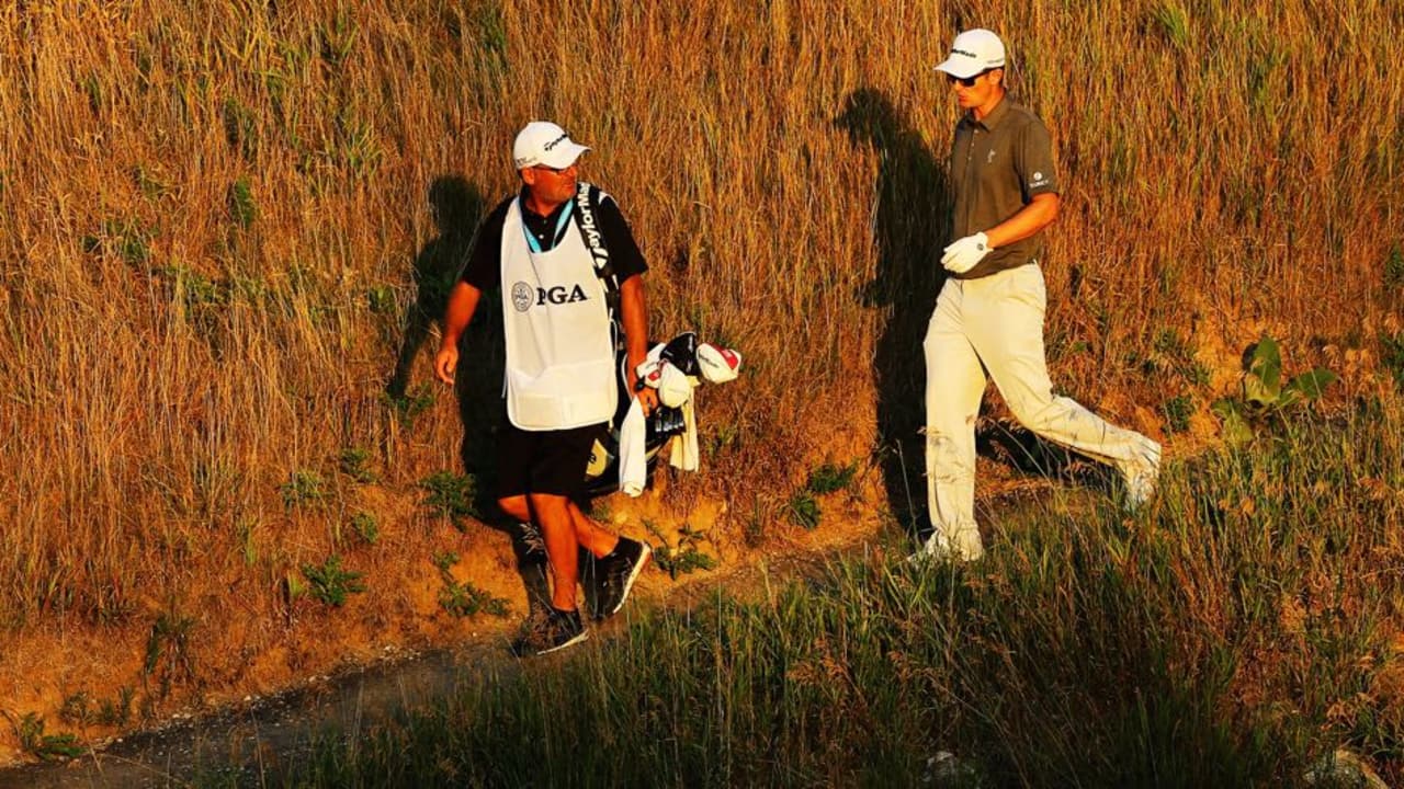 Justin Rose und sien Caddie in der dritten Runde der PGA Championship. (Foto: Getty)