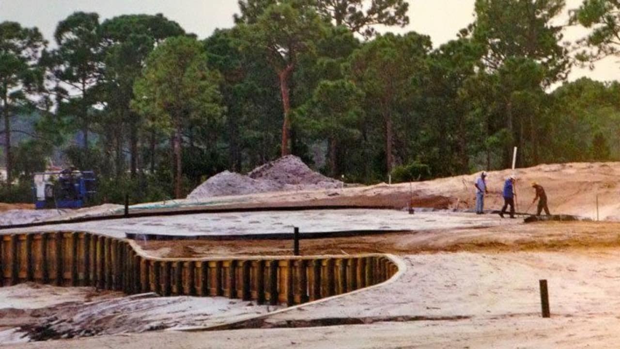 Bis aus einem geeigneten Fleckchen Erde ein Golfplatz geworden ist, ist viel Arbeit nötig. (Foto: Michael F. Basche)