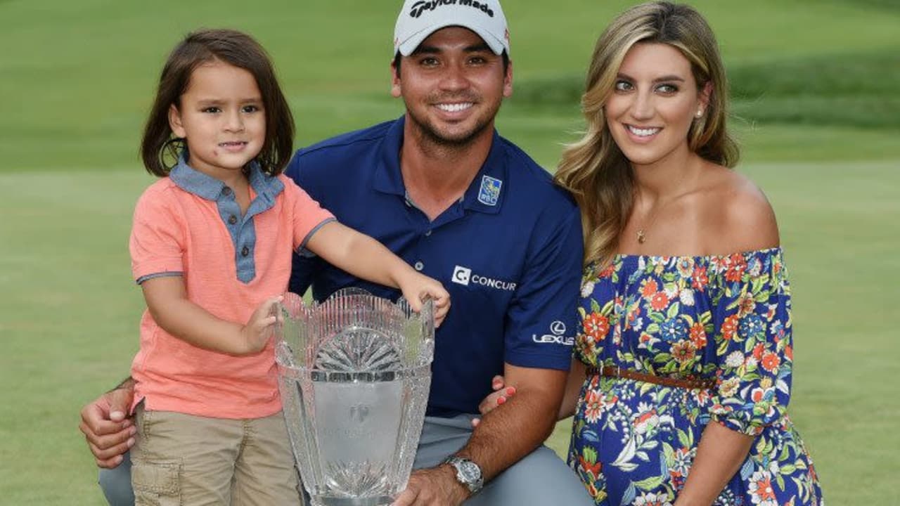Jason Day mit seinem Sohn Dash und seiner Frau Ellie nach seinem Sieg bei The Barclays. (Foto: Getty)