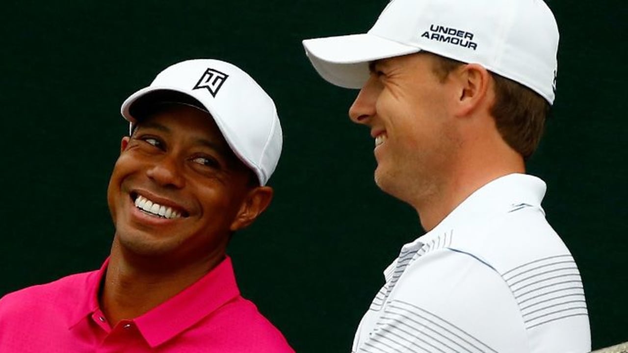 Jordan Spieth (r.) spielte 2015 eine beeindruckende Major-Saison. Trotzdem kam er nicht ganz an die Ergebnisse Tiger Woods 2000 heran.