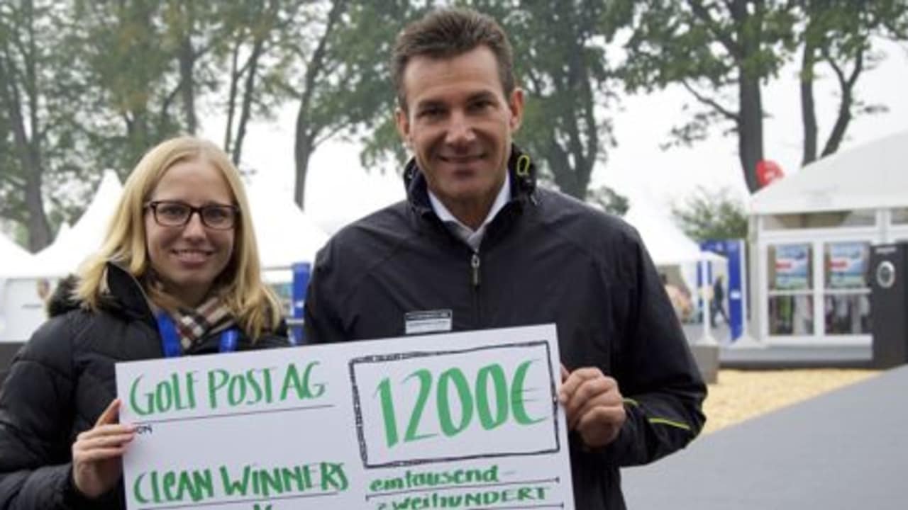 Bei der Scheckübergabe mit Charly Steeb in Bad Griesbach wärhend der PORSCHE European Open (Foto: Golf Post)