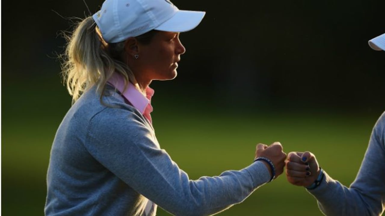 Suzann Pettersen (l.) und Charley Hull drehen am frühen Sonntagmorgen ihr am Vortag wegen Dunkelheit abgebrochenes Match auf den letzten drei Löchern.