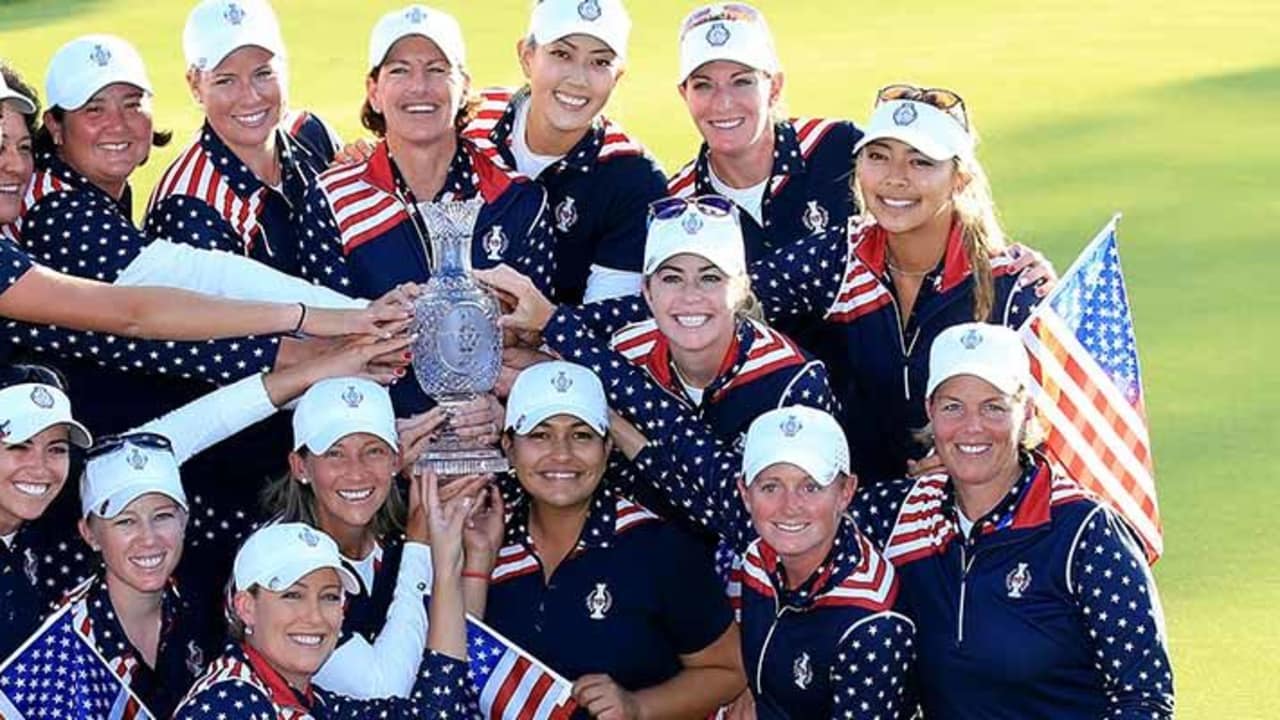 Das siegreiche Team USA mit dem Objekt der Begierde, dem Solheim Cup.