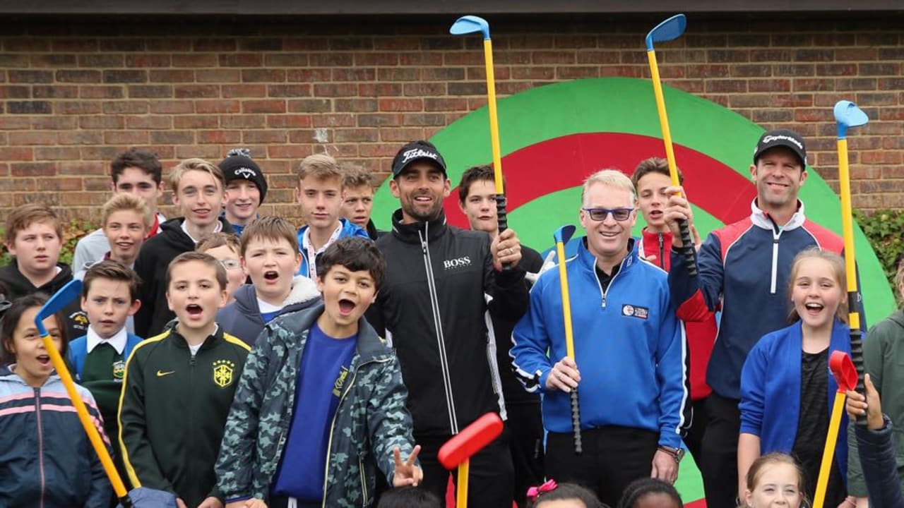 Der CEO der European Tour inmitten einer Meute von Kids beim Street Golf Festival im Rahmen des British Masters Anfang Oktober 2015. (Foto: Getty)