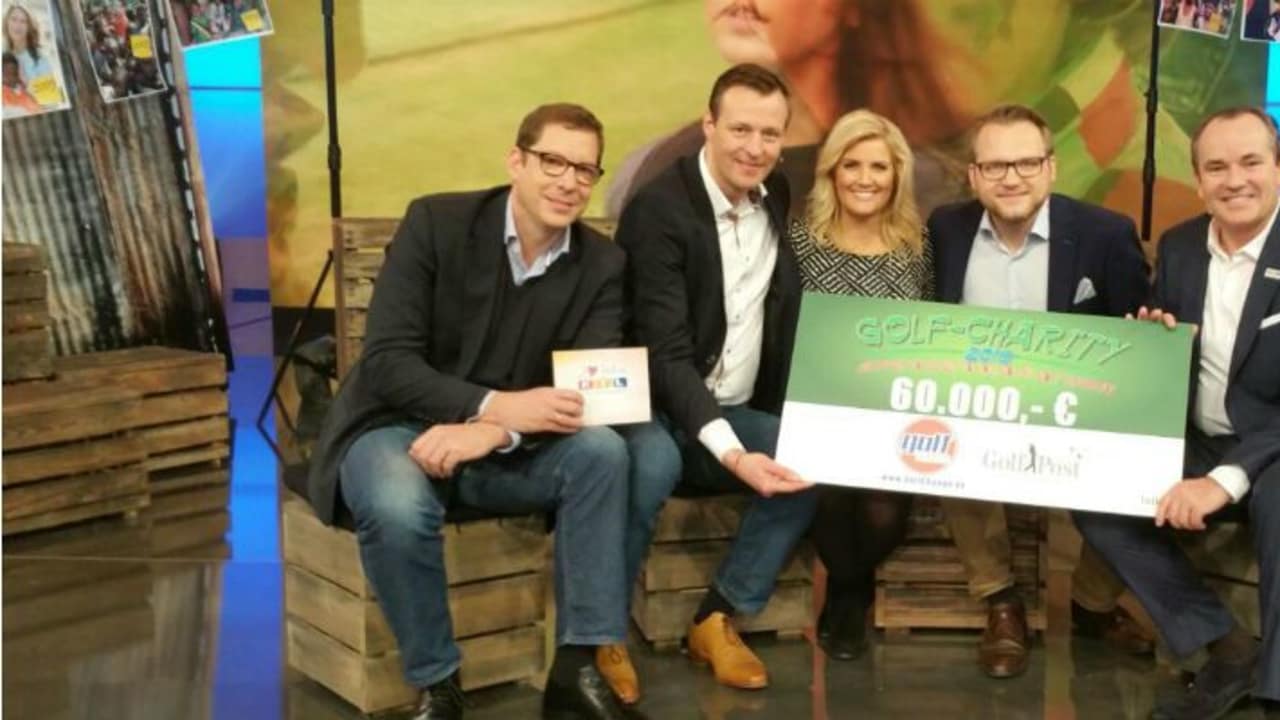 Matthias Gräf (2. v. r.) übergibt Golf-Charity Scheck beim RTL-Spendenmarathon.