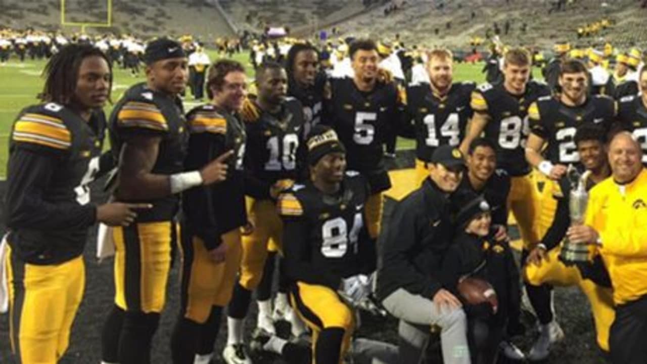 Zach Johnson stattete seinem Football-Team aus Iowa einen Besuch ab und zeigte dabei den Claret Jug.
