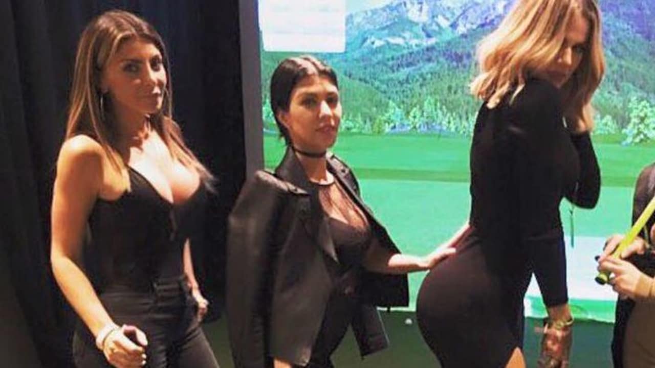 Die Kardashians am Golfsimulator. (Foto: Instagram/ @khloekardashian)