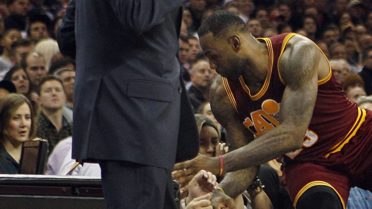 LeBron James fällt beim Basketballspiel seiner Cleveland Cavaliers gegen Oklahoma City Thunder in die Zuschauerreihe und verletzt dabei Ellie Day, Ehefrau von Jason Day. (Foto: Getty)