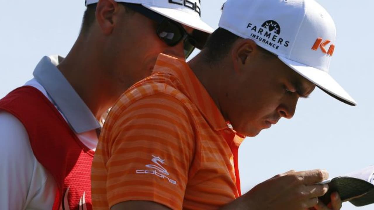 Rickie Fowler und sein Caddie schauten lieber zweimal ins Birdie Book. Es hat sich gelohnt! (Foto: Getty)