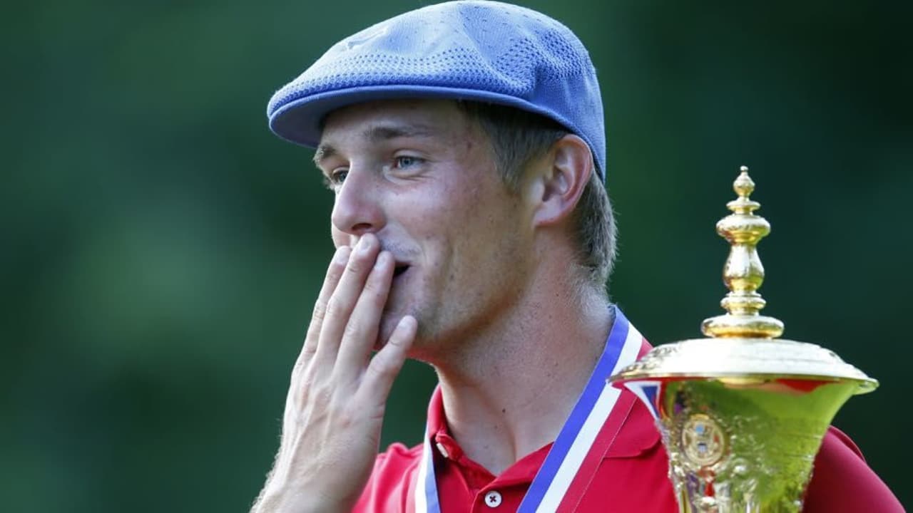 Bryson DeChambeau mit der Theodore- Havemeyer- Trophäe der U.S. Amateur Championship 2015. (Foto: Jeff Haynes/Getty Images)