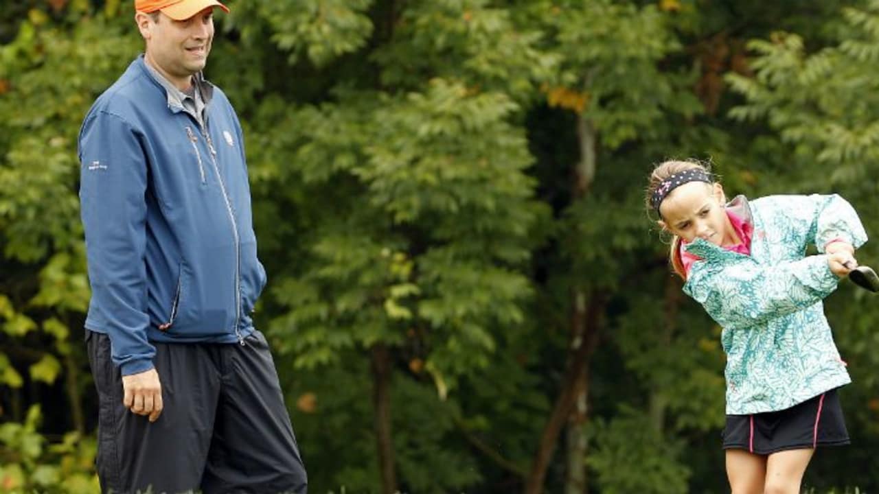 Golfunterricht für die ganze Familie - damit versucht ein Golfclub in England den Nachwuchs zu gewinnen.