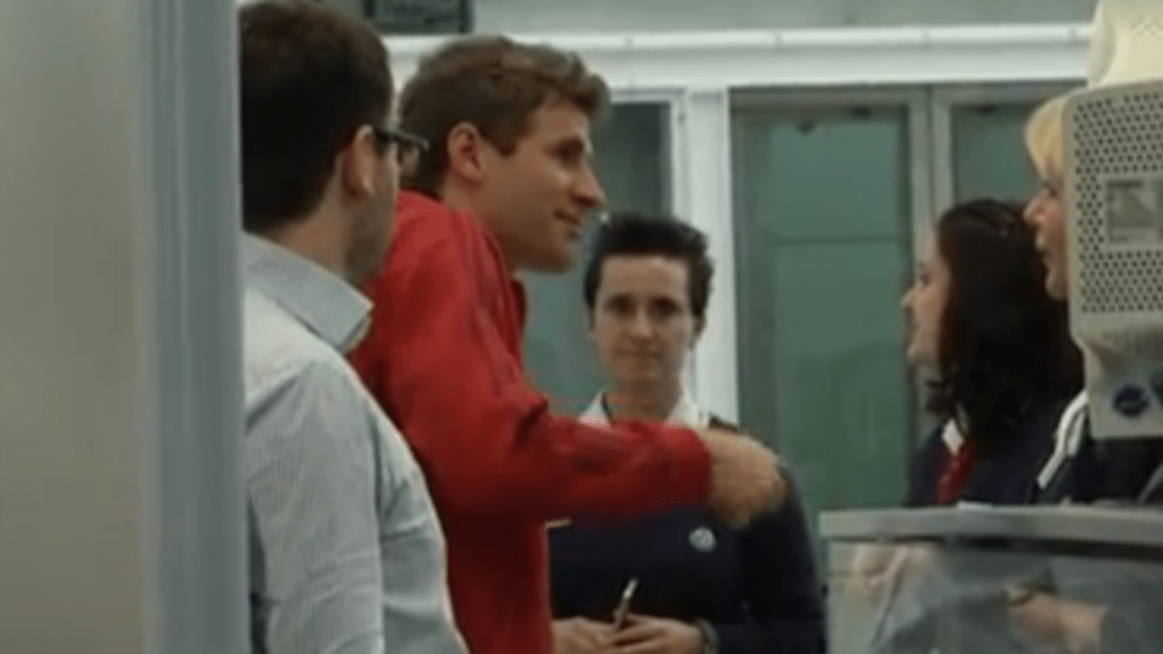 Thomas Müller versucht mit einer Pitchgabel im Handgepäck die Reise ins Trainingslager anzutreten.