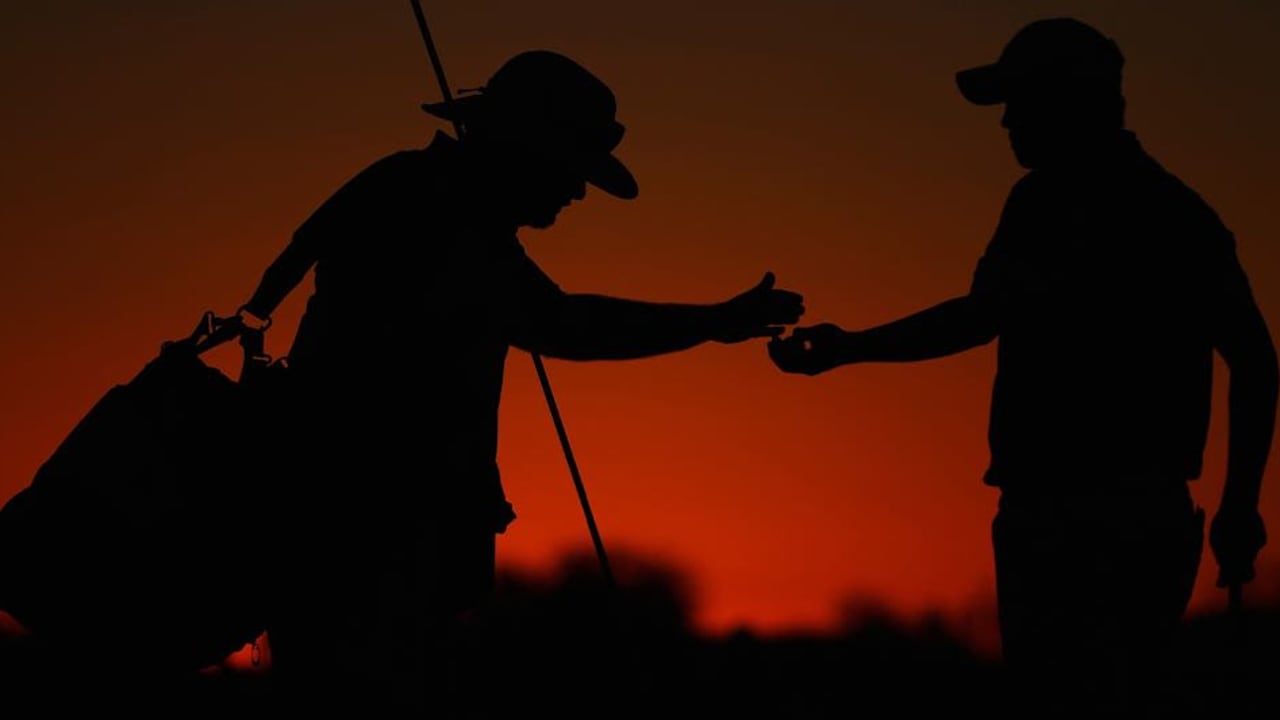 John Huh und sein Caddie bei der Waste Management Phoenix Open. (Foto: Getty)