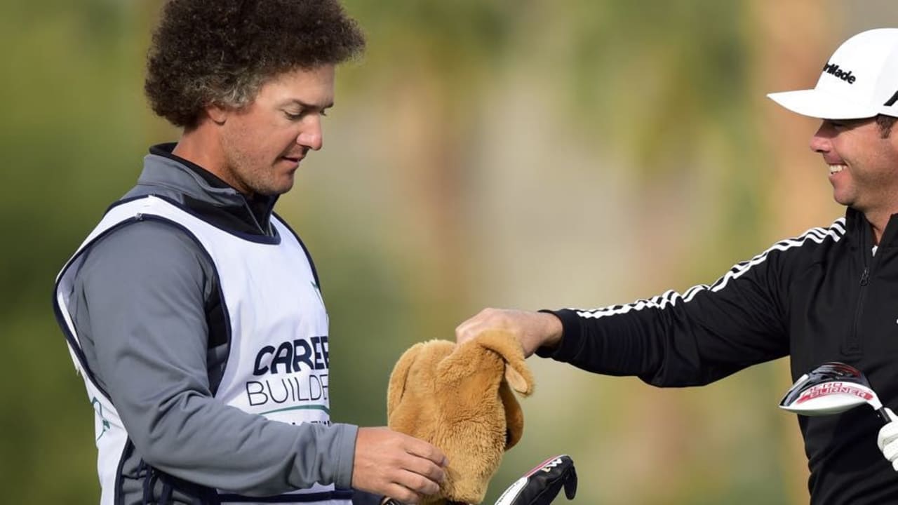 Chez Reavie (re.) führt mit mit seinem Caddie beim At&T Pebble Beach Pro-Am. (Foto: Getty)