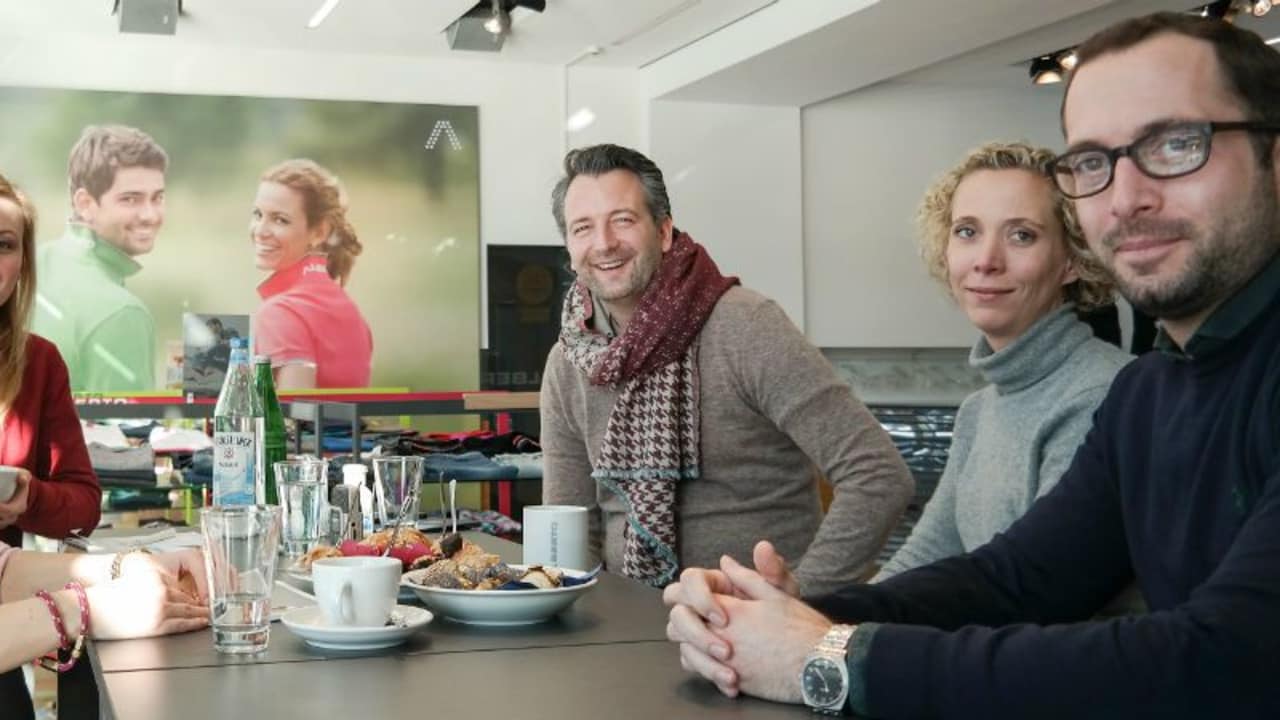 Wie entstehen eigentlich Golfhosen? Golf Post hat Alberto in Mönchengladbach besucht und die Unternehmensleitung persönlich gefragt. (Foto: Alberto, Personen v.l.n.r. Golf Post Marketing- und Vertriebsleiterin Kathrin Ivenz, ehemalige Golf Post Redaktionsleiterin Juliane Bender, Alberto Geschäftsführer Marco Lanowy, Produktmanagerin Alberto Golfwoman Anna Walendy und Produktmanager Golf Herren Philipp Walendy)