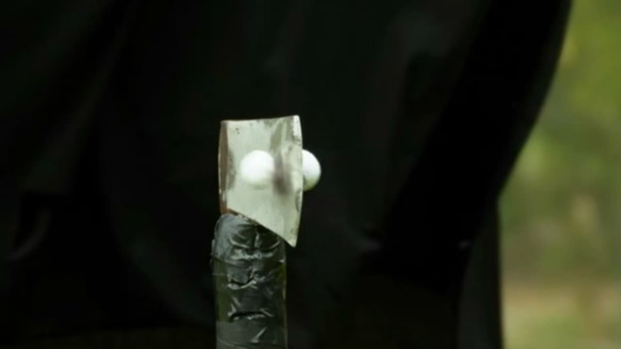 Wie durch Butter schiebt sich die Klinge der Axt durch den Golfball. (Foto: Screenshot)