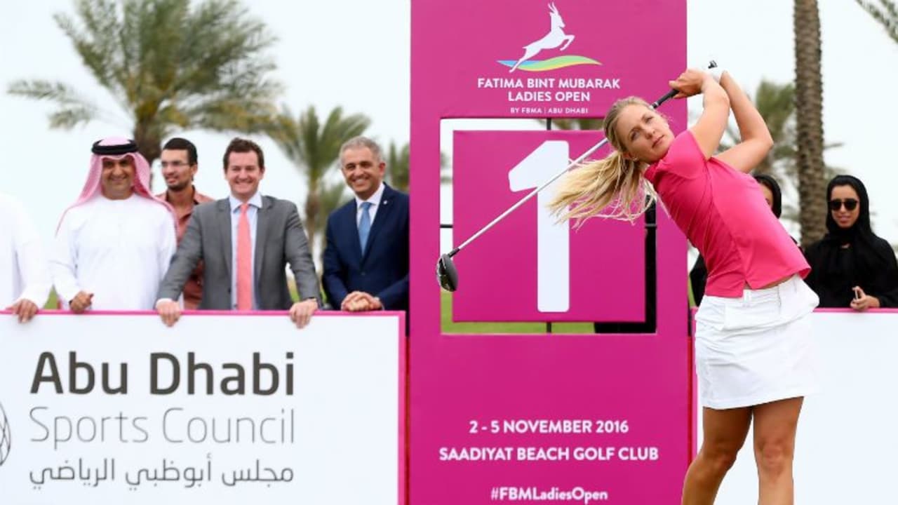 Die Belgierin Caroline Mertens beim symbolischen Tee Off auf der Anlage des Saadiyat Beach Golf Club. Im November kämpft die Proette auf der Ladies European Tour erstmals in Abu Dhabi um einen Titel.