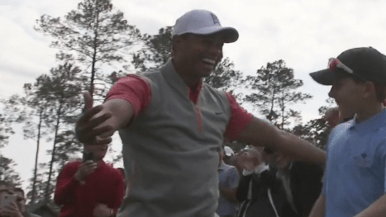 Der große Tiger Woods hat bereits viele eigene Schläge bejubelt. Jetzt freut er sich über das Ass eines Youngster.