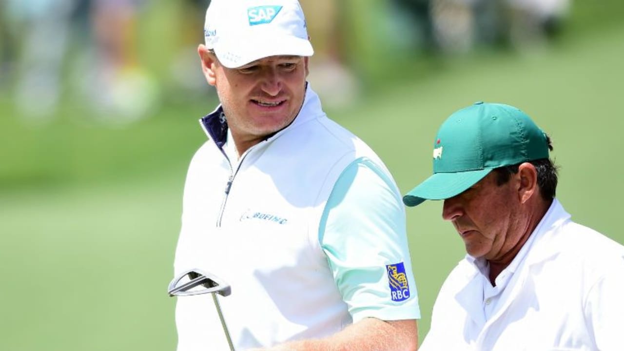 Ernie Els mit seinem Caddie auf der ersten Runde des Masters 2016. (Foto: Getty)