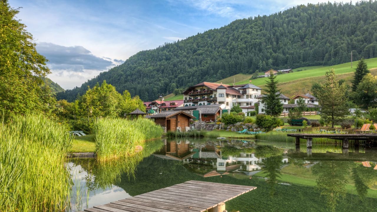 Das Hotel liegt im beschaulichen Weiler Gasteig, auf einer Anhöhe zwischen St. Johann in Tirol und Kirchdorf inmitten der Kitzbüheler Alpen im Herzen Tirols. (Foto: Gasteiger Jagdschlössl)