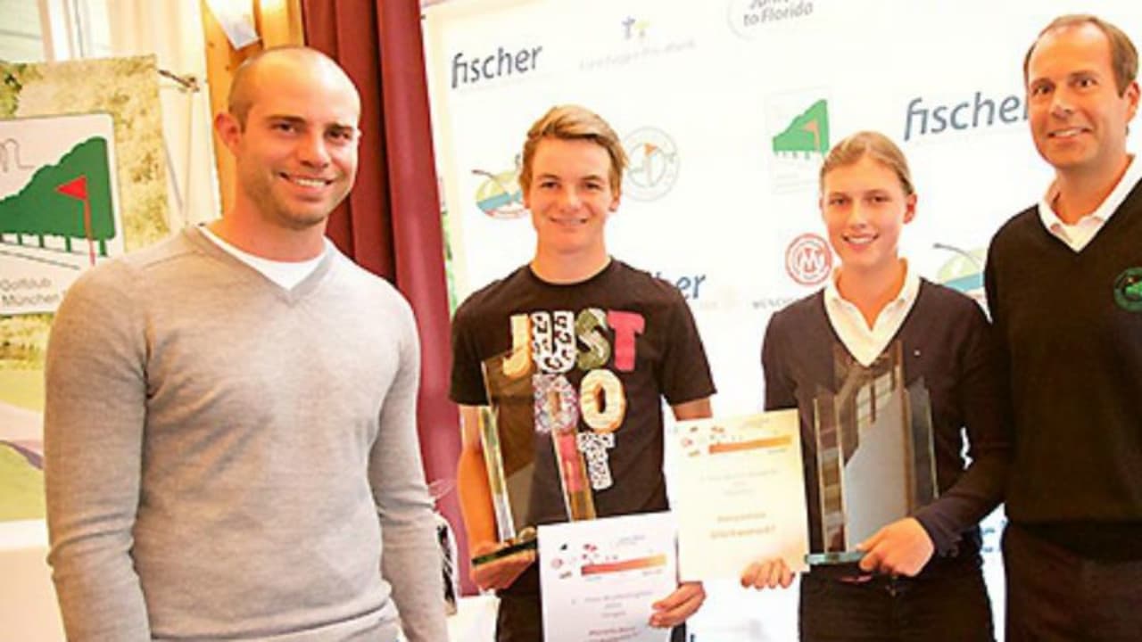 Schirmherr und Golfprofi Bernd Ritthammer (links) und Korbinian Kofler, Geschäftsführer des Golfclubs München Eichenried (rechts), freuen sich mit Florian Horder und Pilar von Heynitz. (Foto: Ralf Gamböck)