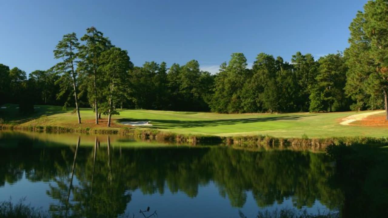 Malerisch spiegelt sich die Landschaft des Palmetto Golf Club im Wasser. (Foto: Getty)