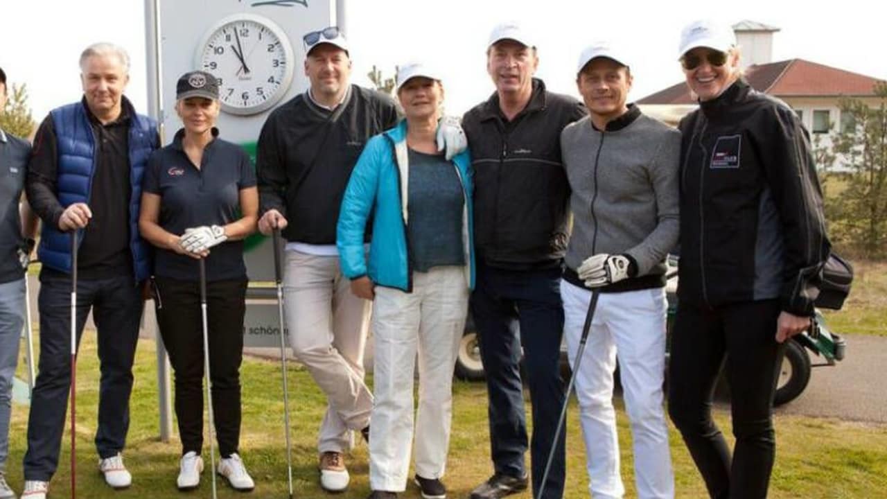 Prominente Gratulanten zum Zehnjährigen des A-Rosa Golf Club (v.l.): Franziska Knuppes Eheman Christian Möstl, Jan Josef Liefers, Klaus Wowereit, Anna Loos, das Ehepaar Suzanne von Borsody/Jens Schniedenharn, Herbert Knaup und Roman Knizka mit Gastgeberin Vanessa Herbon. (Foto: A-Rosa Golf Club.)