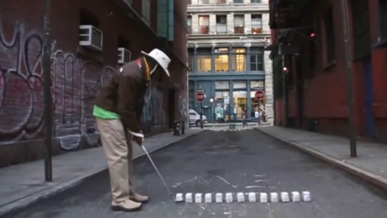 Tiger Hoods Erfindung: Milchkartons statt Golfbälle beim Streetgolf in New York City. (Foto: Screenshot)