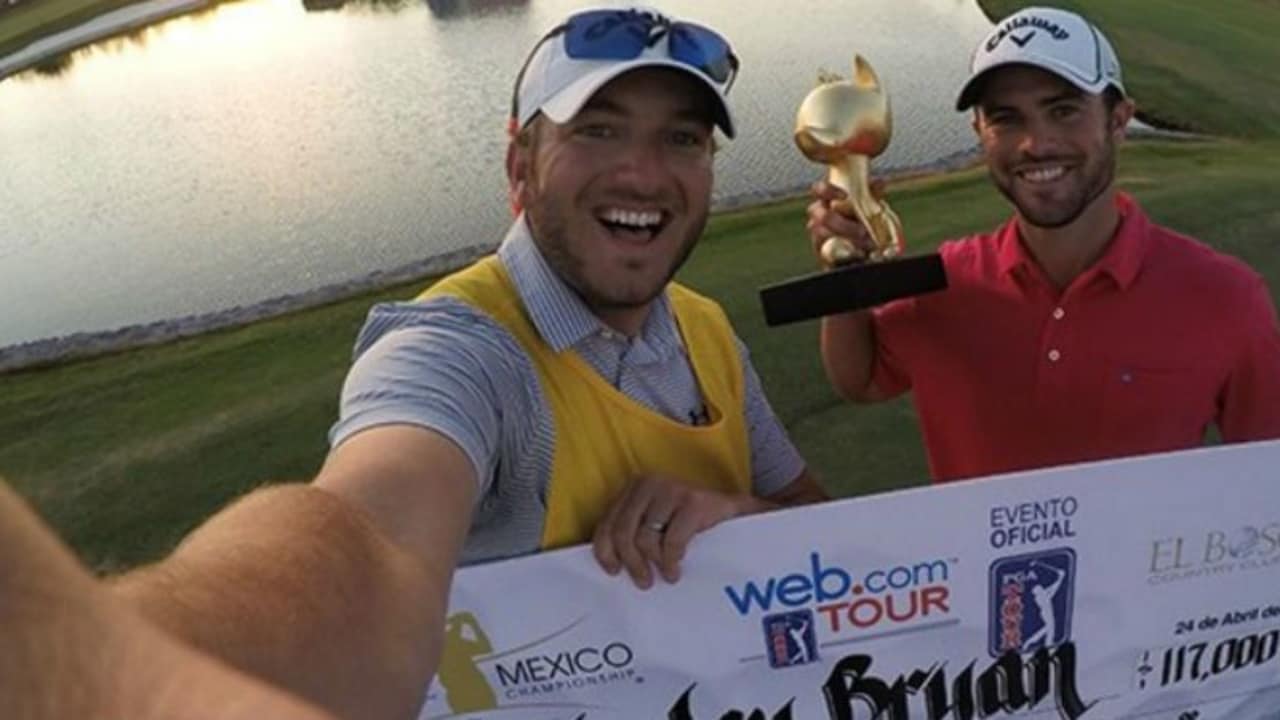 Wesley Bryan und Callaway's Social Media Manager Chad Coleman als sein Caddy feiern den Sieg bei der El Bosque Mexico Championship. (Foto: twitter.com/HashtagChad)