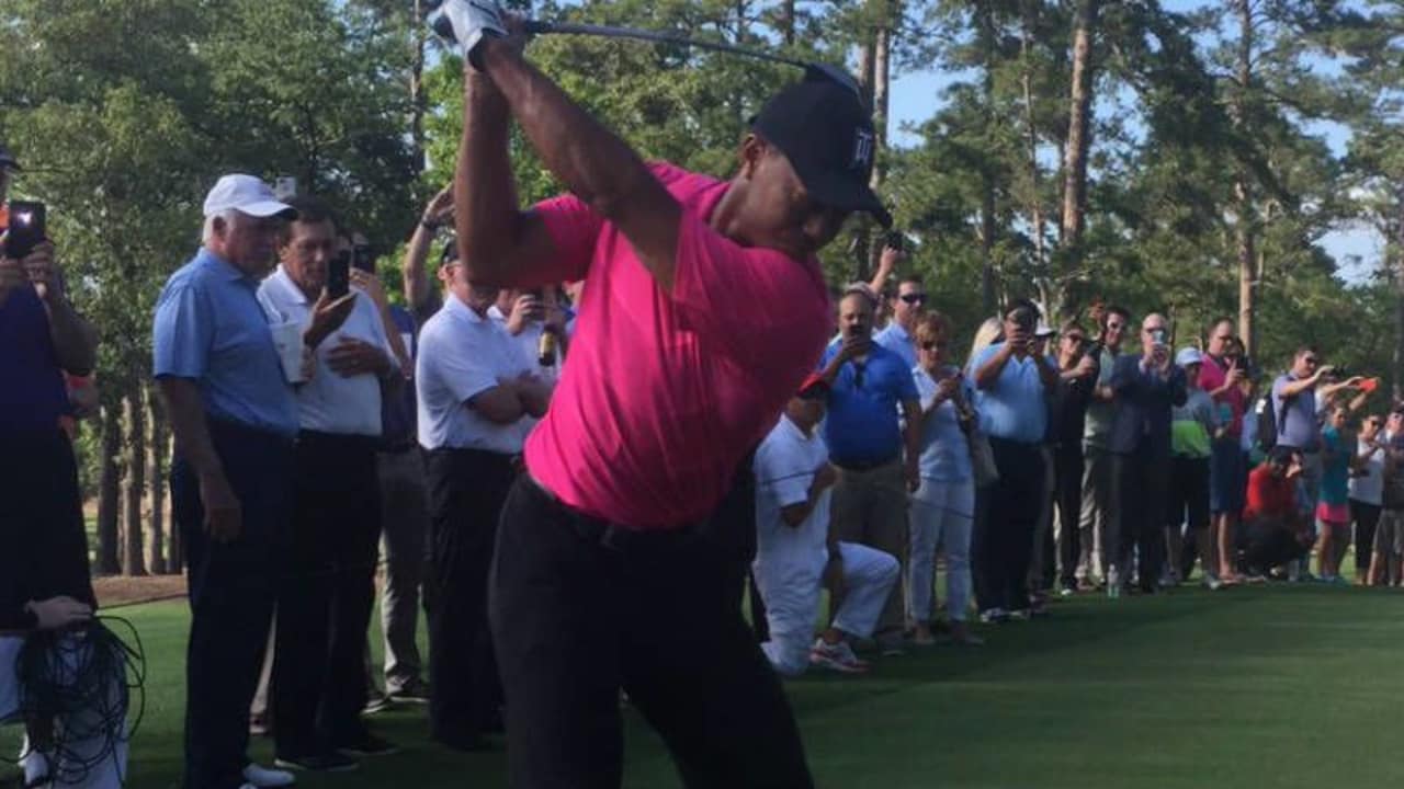 Mit soliden Schlägen eröffnete Tiger Woods seinen Bluejack National. (Foto: twitter.com/TigerWoods)