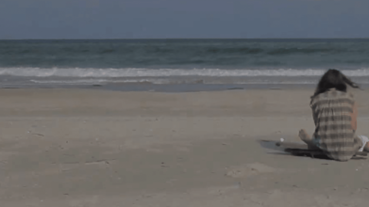 Ein Golfer ist auf einer einsamen Insel gestrandet. (Foto: Screenshot Youtube/Tight Lies)