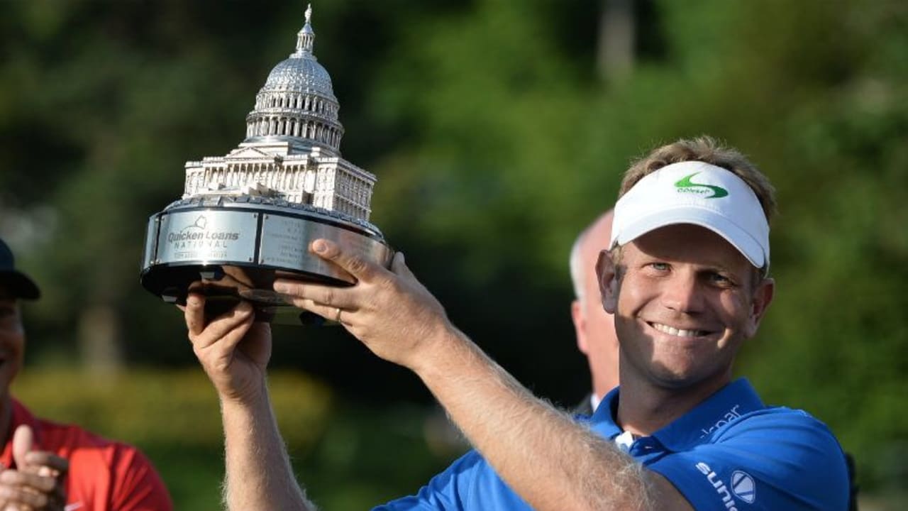 Billy Hurley III mit der Tropähe des Quicken Loans National und Schirmherr Tiger Woods. (Foto: Getty)