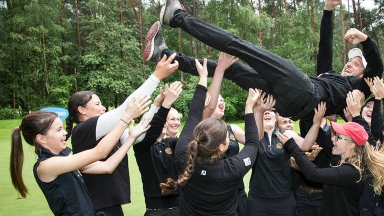 Hoch soll er fliegen: Die Reichswalder Damen feierten den Tagessieg ausgelassen mit ihrem Coach Marcus Lindner. (Foto: Stefan Heigl)