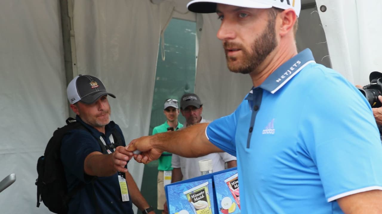 Dustin Johnson hatte am Moving Day auch knifflige Situationen zu lösen. Mit dabei: der Schlag aus der Catering-Abteilung. (Foto: Getty)