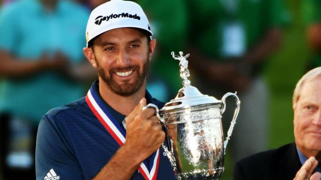 Dustin Johnson bekommt die Trophäe für seinen Sieg bei der 116. US Open im Oakmont Country Club von niemand geringerem als Jack Nicklaus überreicht. (Foto: Getty)