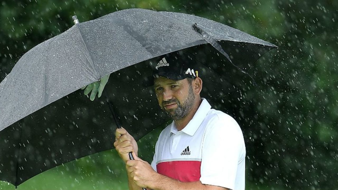 Auch Sergio Garcia musste bei der BMW International Open mehr als einmal unter dem Regenschirm Schutz suchen. (Foto: Getty)