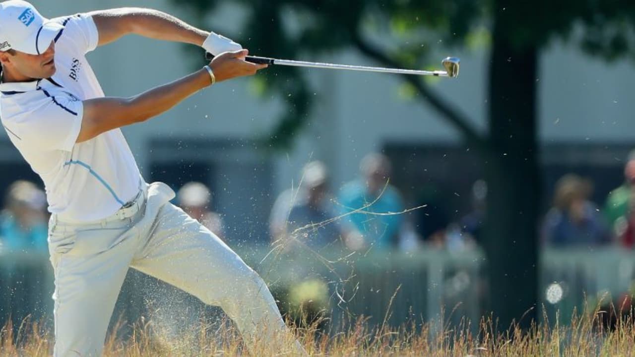 Eine wilde zweite Runde lieferte Martin Kaymer bei der US Open 2016 ab, bei der Schläge wie dieser keine Seltenheit waren. (Foto: Getty)