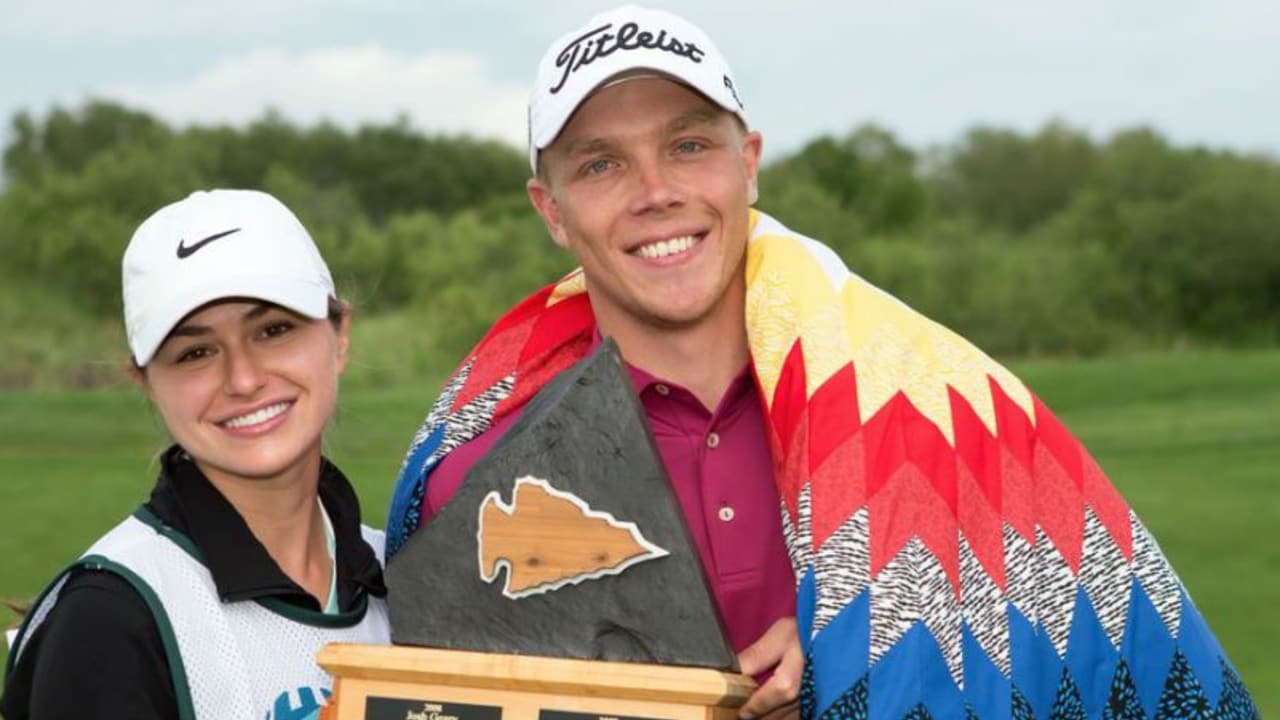 Max Rottluff mit der Trophäe der Dunes Open neben seiner Freundin, die bei seinem ersten Profisieg ebenfalls Caddie war. (Foto: Twitter.com @PGATourCanada)