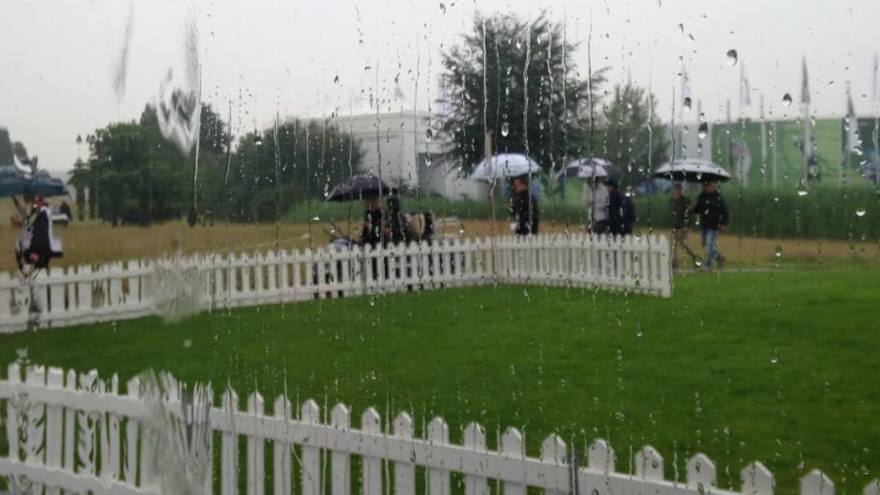 Über Köln haben sich die Schleusen geöffnet, die BMW International Open ist unterbrochen.