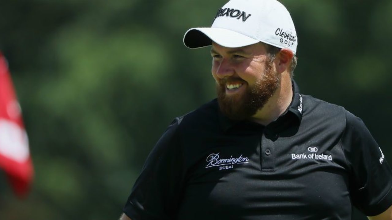 Shane Lowry lacht dem