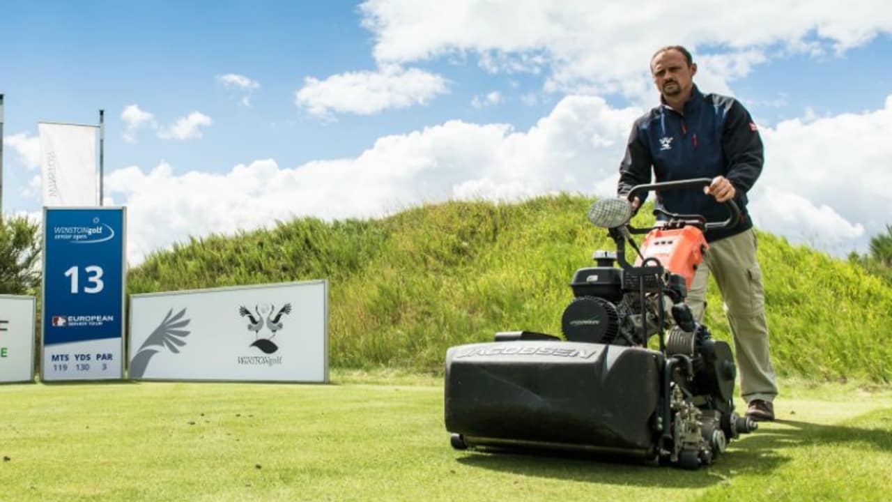 Großes Pflegeprogramm: Der WINSTONlinks wird seit Monaten auf das Gastspiel der European Senior Tour vorbereitet. Foto: WINSTONgolf/Stefan von Stengel.