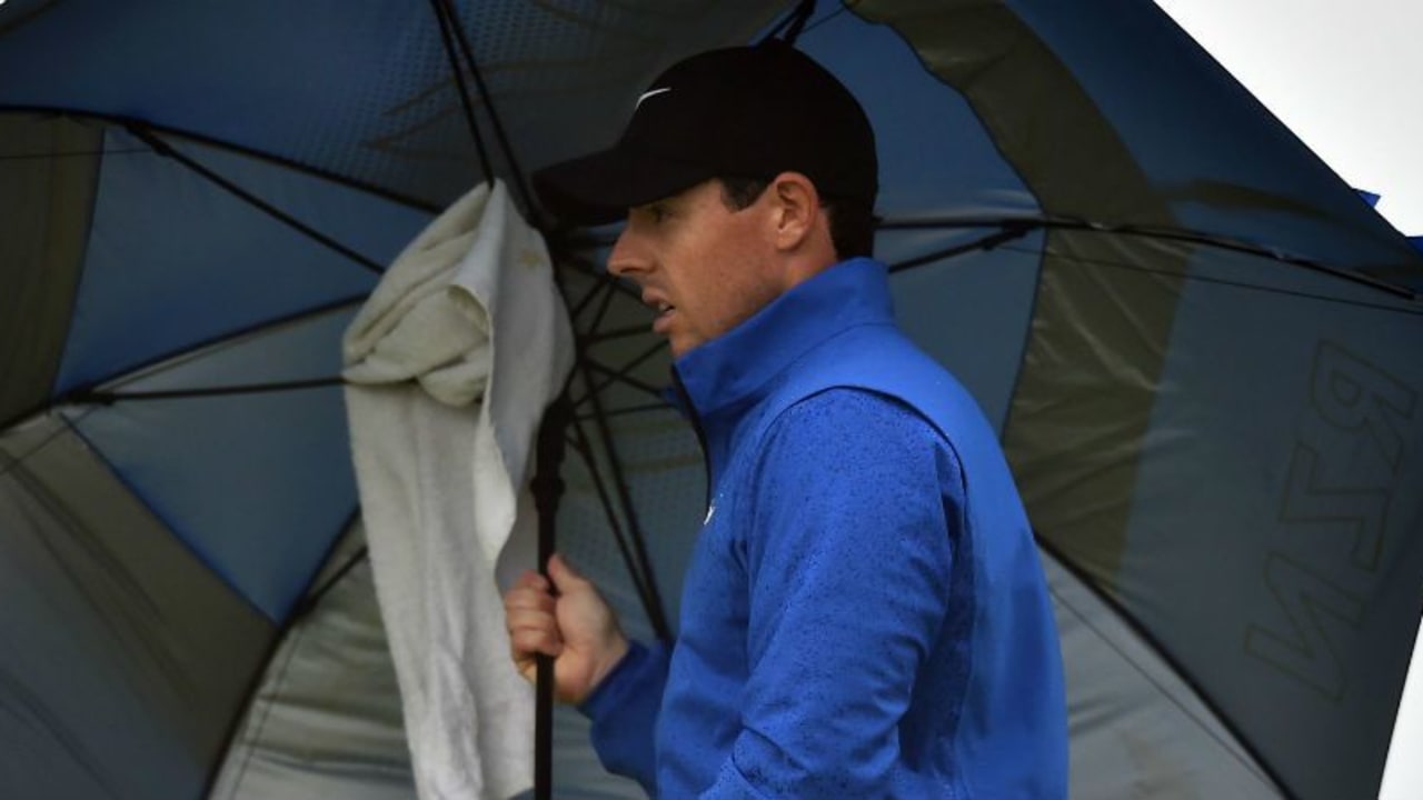 Rory McIlroy sucht Schutz vor Regen und Wind an Tag zwei der Open Championship im Royal Troon Golf Club. (Foto: Getty)