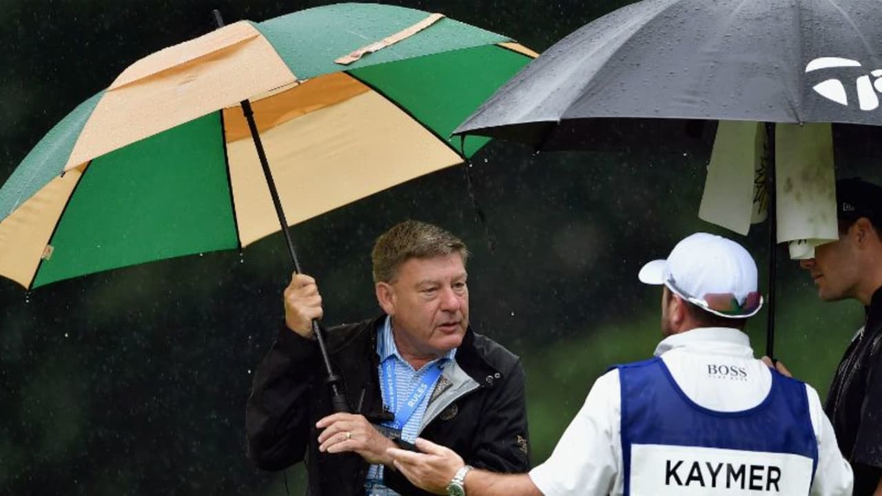 Martin Kaymer und sein Caddy kamen am Moving Day der PGA Championship nicht über das Einschlagen hinaus. Die Runde wurde noch vor Kaymers Start unter- und später abgebrochen. (Foto: Getty)
