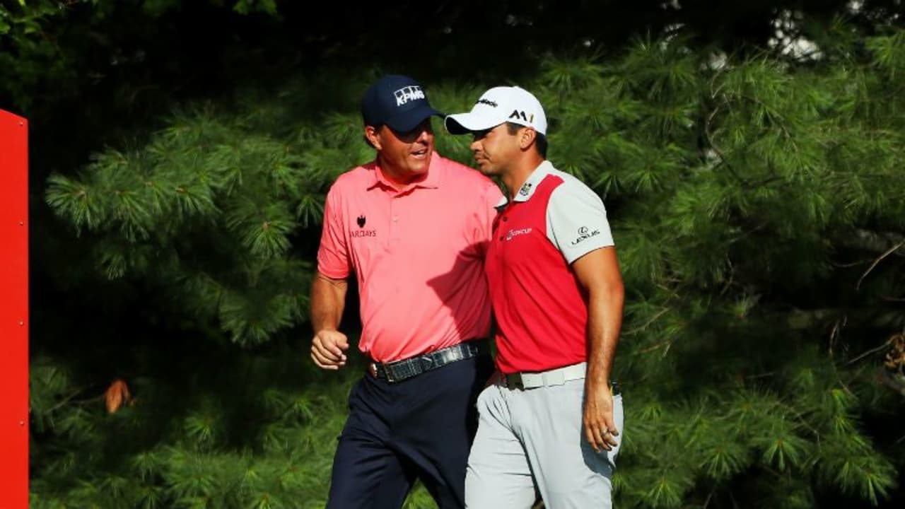 Phil Mickelson holt sich schon am ersten Tag der PGA Championship Ratschläge bei Jason Day. Die beiden waren mit Rory McIlroy unterwegs und lediglich Jason Day wusste zu überzeugen. (Foto: Getty)