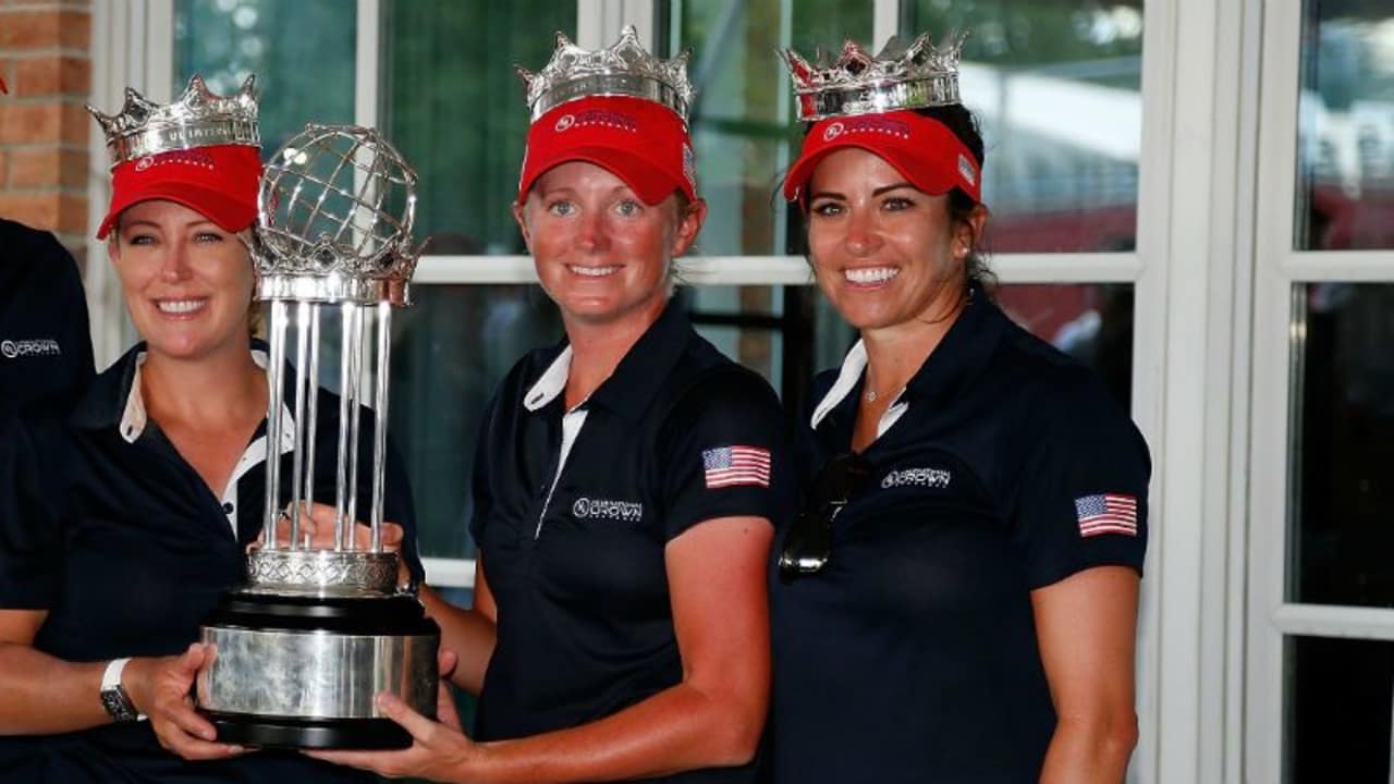 Lexi Thompson, Cristie Kerr, Stacy Lewis und Gerina Piller setzen sich die Krone auf und gewinnen die UL International Crown. (Foto: Getty)